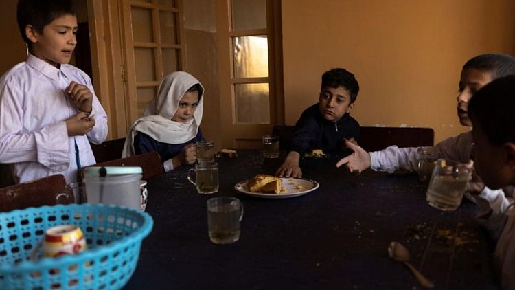 "الأطفال سيموتون".. برنامج الأغذية العالمي يحذر من الوضع في أفغانستان