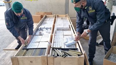 Operazione Gdf Napoli, carico vale mezzo milione di euro Operazione Gdf Napoli, carico vale mezzo milione di euro