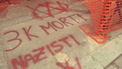 Col simbolo dei 'Vi-vi' e la 'a' cerchiata di anarchia Col simbolo dei 'Vi-vi' e la 'a' cerchiata di anarchia