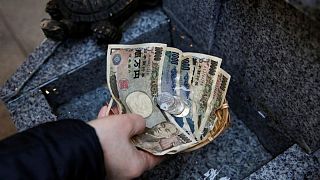 Euro cae antes de comunicado del BCE, yen reacciona poco a decisión del Banco de Japón