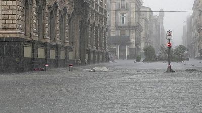 Fuerte tormenta ciclónica convierte plazas en lagos en el sur de Italia