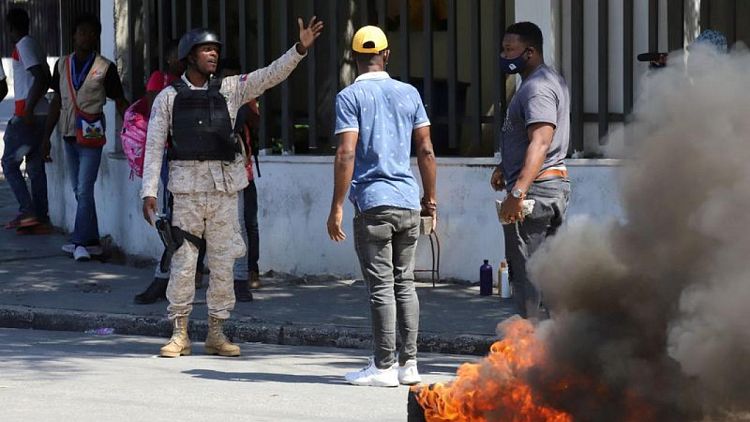 Haití paraliza por escasez de combustible y líder de pandillas exige la dimisión del primer ministro