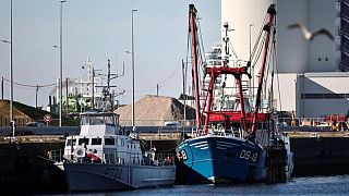 Los pescadores franceses exigen "que acabe el fraude" tras la retención de un barco británico