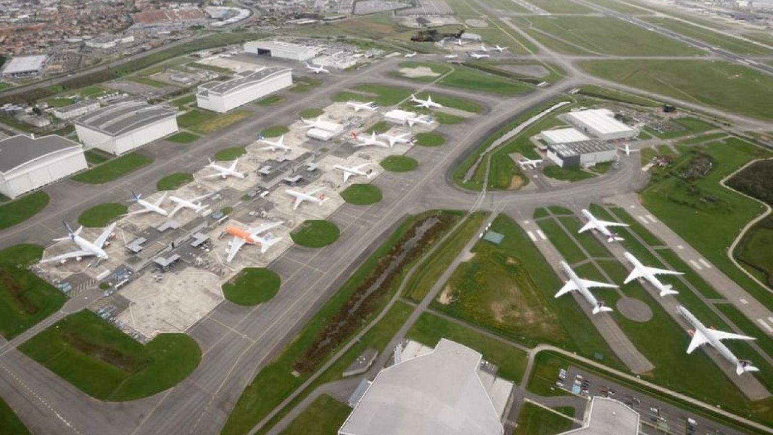Britain drafts COP26 deal on global aviation emissions