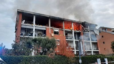 Si cerca tra macerie. Anche tre feriti, uno è grave Si cerca tra macerie. Anche tre feriti, uno è grave