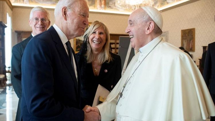 Biden dice que el Papa le comentó que debía seguir comulgando