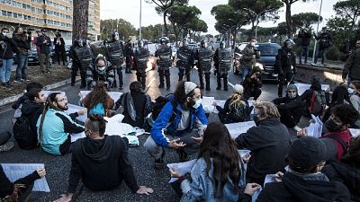 Poi sgomberati dalle forze dell'ordine Poi sgomberati dalle forze dell'ordine