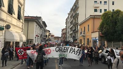 Striscioni tra dubbi e ironia: 'Basterà 55/a dose di vaccino?' Striscioni tra dubbi e ironia: 'Basterà 55/a dose di vaccino?'