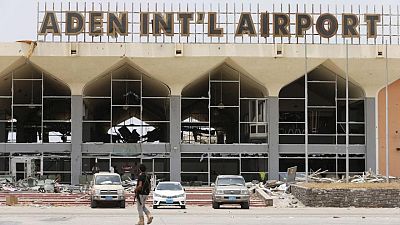 مصابون في انفجار قرب مطار عدن بجنوب اليمن