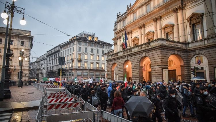 Sotto i portici di piazza Duomo durante le proteste