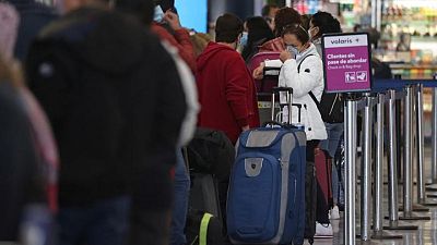 CDC aclaran que jóvenes viajeros extranjeros no vacunados no necesitan entrar en cuarentena