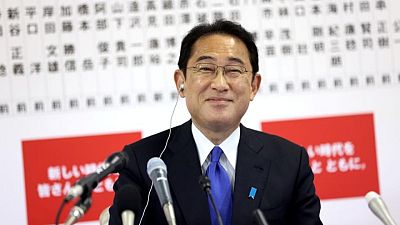رئيس وزراء اليابان يرسي خططه السياسية بعد فوز كبير  في الانتخابات