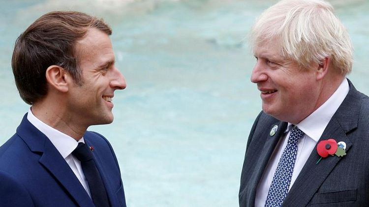 مسؤول فرنسي: ماكرون وجونسون سيحاولان تهدئة الخلاف حول صيد الأسماك