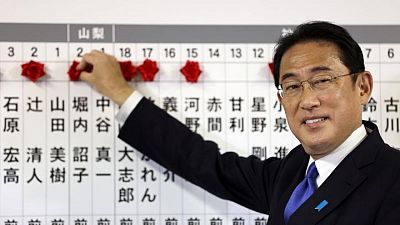 Kishida desafía expectativas en Japón cuando partido gobernante mantiene mayoría
