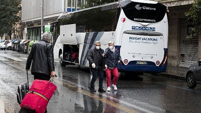 Tutti i turisti sono stati isolati e messi sotto osservazione Tutti i turisti sono stati isolati e messi sotto osservazione