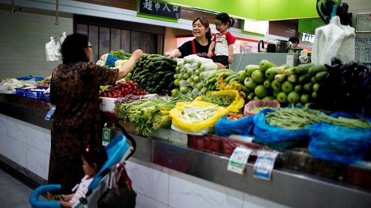 Chinos se abastecen de alimentos ante descenso de las temperaturas y avance del COVID-19
