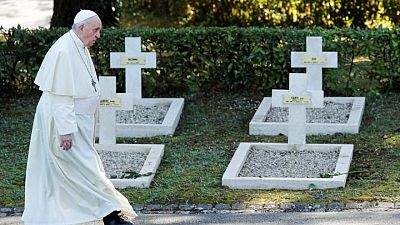 البابا في زيارة لمقبرة عسكرية يطالب صناع الأسلحة "بالتوقف"