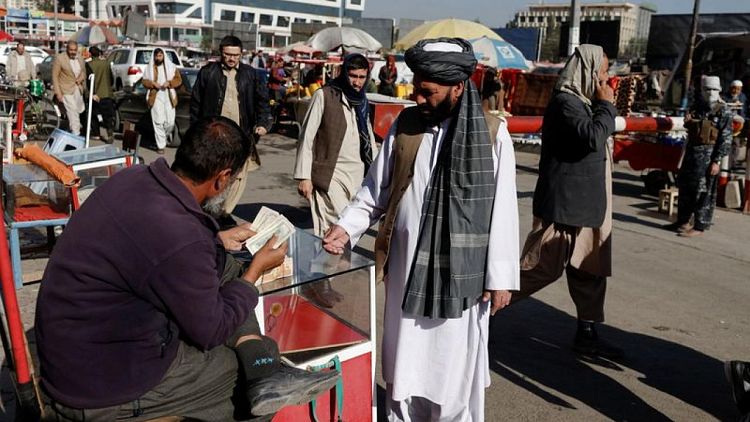 Los talibanes prohíben el uso de moneda extranjera en Afganistán según portavoz