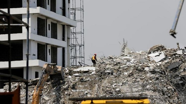 نيجيريا تسابق الزمن للعثور على ناجين بعد مقتل 22 في انهيار مبنى