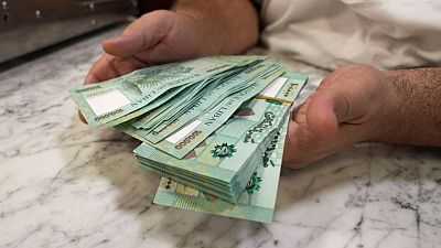 بعد انهيار العملة.. اللبنانيون يتنقلون بأكوام ليس لها قيمة تذكر من المال