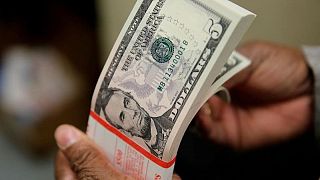 Dólar sube ya que restricciones por virus dañan el apetito por monedas más riesgosas