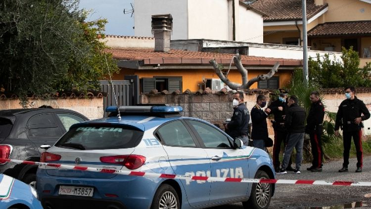 In casa a Ostia, uomo bloccato da polizia. Vittima aveva 77 anni