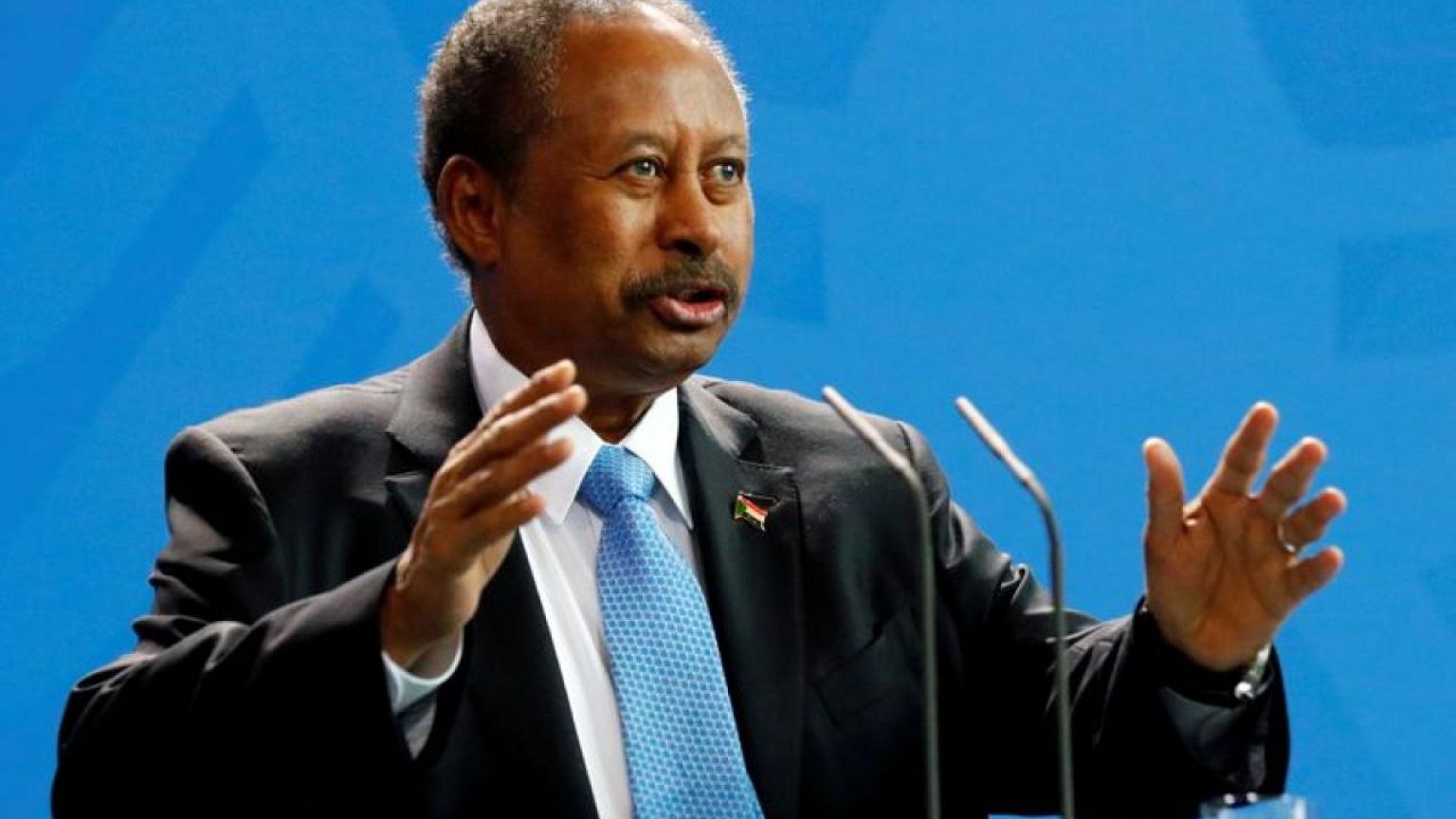 رئيس وزراء السودان حمدوك يقول إنه وقع الاتفاق السياسي حقنا للدماء