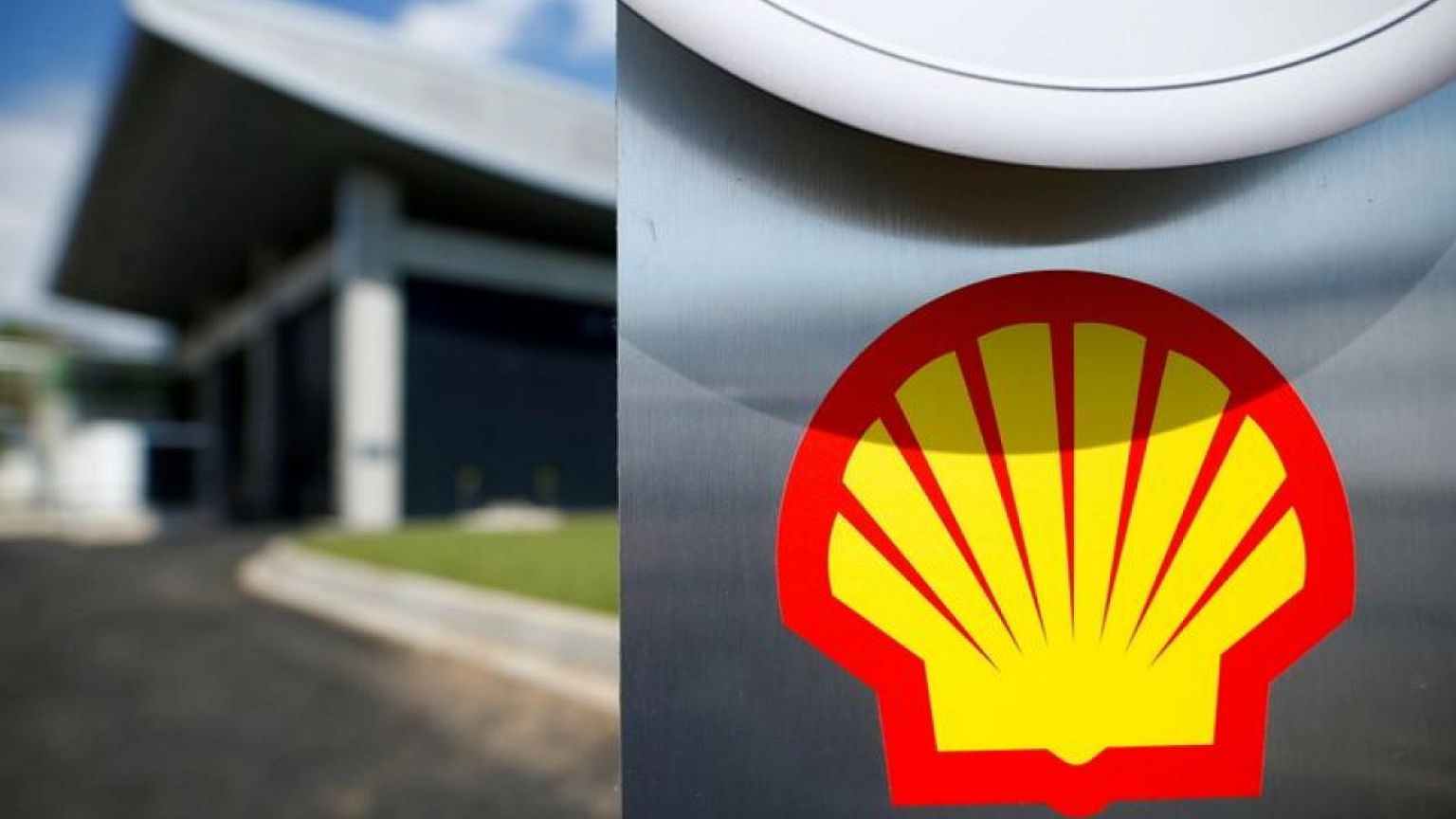 Shell to end crude refining at German site in low carbon shift