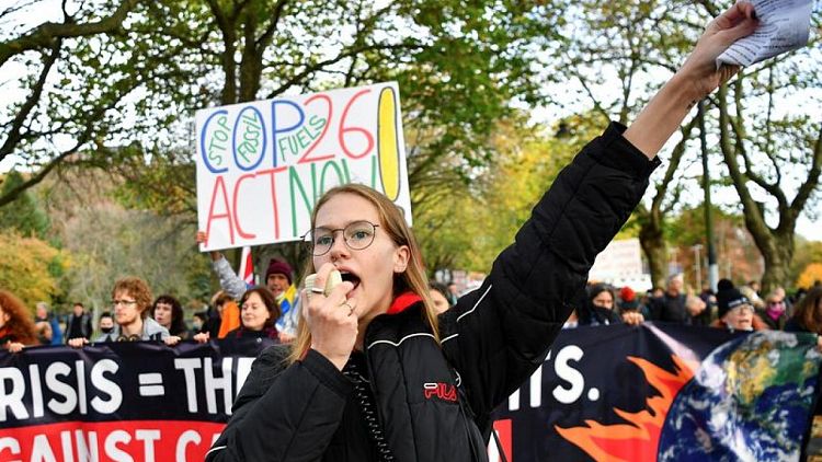 Jóvenes activistas pasan al centro de las conversaciones sobre el clima en Glasgow