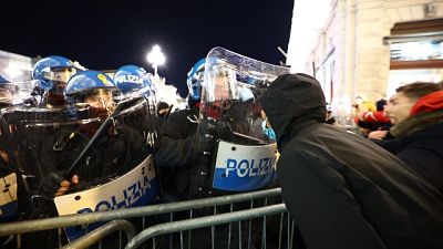 A Trieste di fronteggiano con la polizia