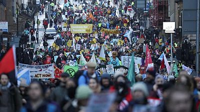 Una multitud se reúne en la lluviosa Glasgow para pedir acciones climáticas a la COP26