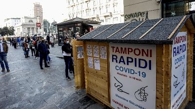 Tasso di positività allo 0,8%, 77 contagi a Milano città