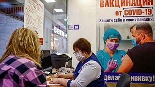 تباطؤ الزيادة في عدد مرضى كوفيد في روسيا رغم تسجيل وفيات يومية قياسية