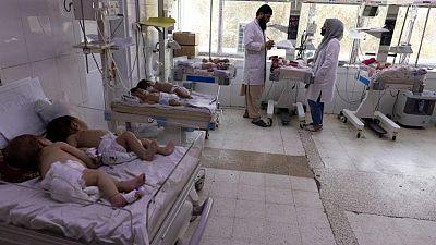 In test, U.N. skirts Taliban to pay Afghan health workers