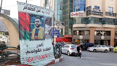 فلسطينيون يطالبون إسرائيل بالإفراج عن معتقل مضرب عن الطعام منذ 112 يوما