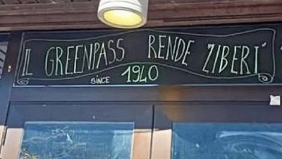 Rimosso cartello 'Il Greenpass rende liberi since 1940'