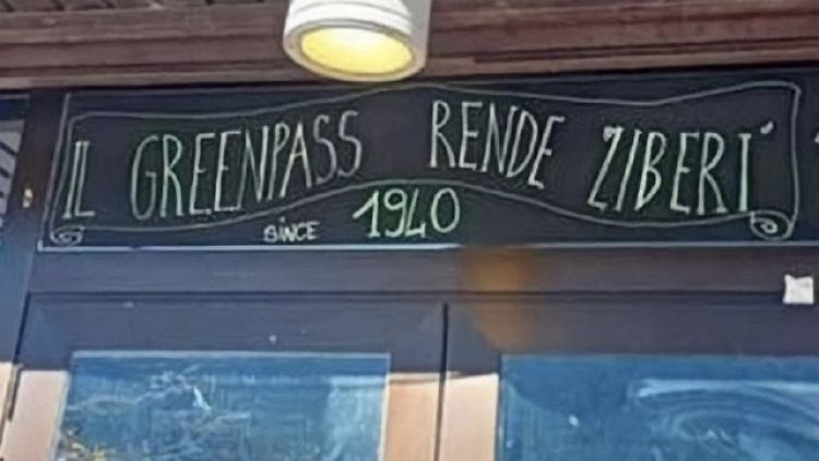 Rimosso cartello 'Il Greenpass rende liberi since 1940'
