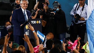 Peronismo y oposición pelean control del Congreso en comicios de medio término de Argentina