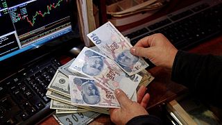 La lira turca reduce pérdidas tras tocar un mínimo histórico cercano a las 11 por dólar
