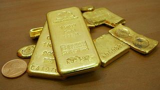 الذهب يتراجع مع صعود الدولار بعد بيانات قوية لمبيعات التجزئة الأمريكية