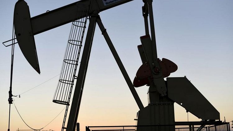Petróleo se estabiliza cerca de 75 dólares mientras inversores evalúan el impacto de ómicron
