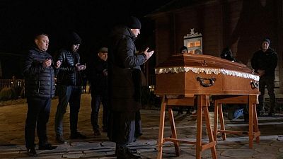 La familia de un joven sirio asiste a su entierro en Polonia por videoconferencia