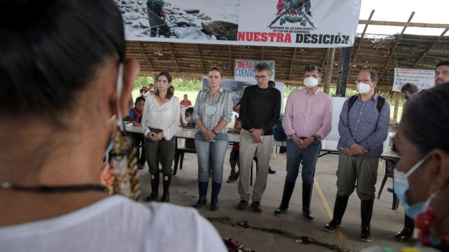 Comunidad indígena de Ecuador recibe a jueces en la selva, exige rol en decisiones sobre minería