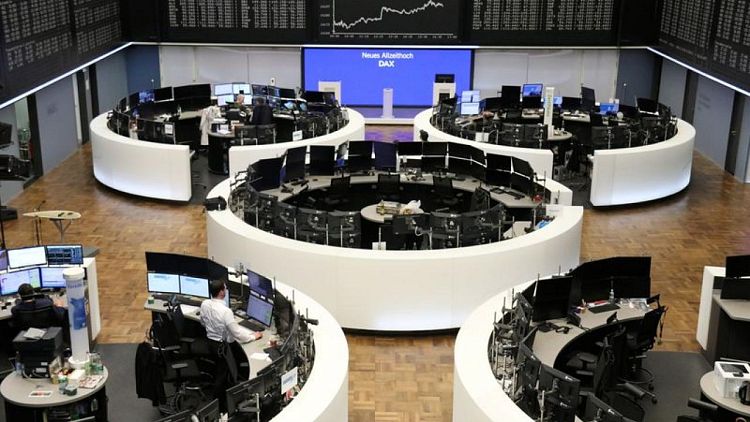 الأسهم الأوروبية تستعيد توازنها بعد موجة مبيعات غذتها مخاوف المتحور أوميكرون
