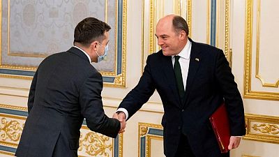 وزير الدفاع البريطاني يزور أوكرانيا مع استمرار القلق بشأن تحركات القوات الروسية