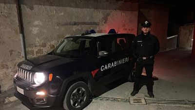 Carabinieri eseguono un'ordinanza di custodia ai domiciliari