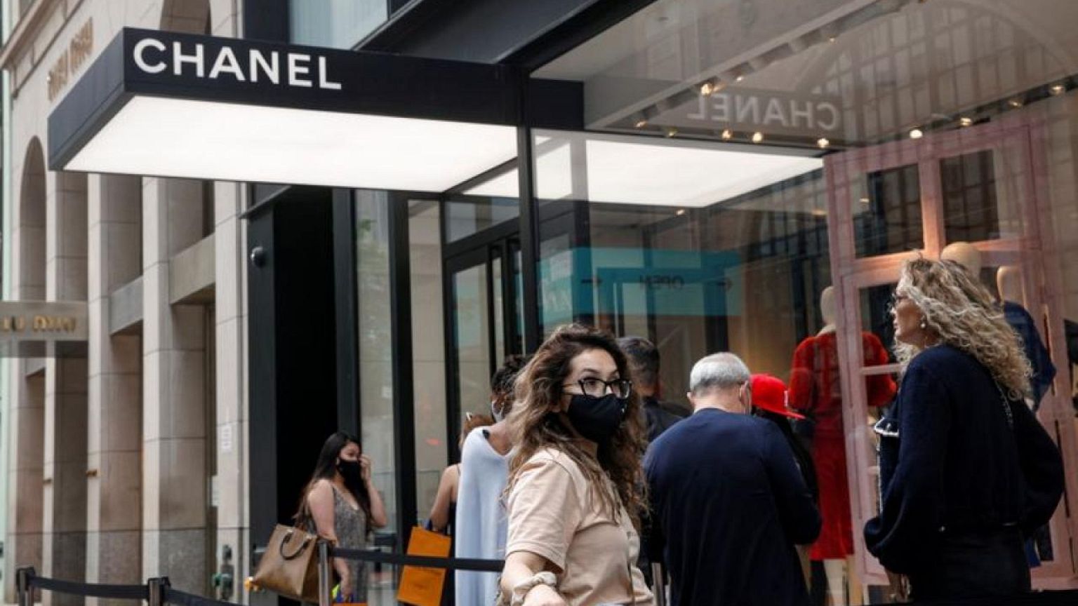 U.S. retail sales surge as Americans kick off holiday shopping, brighten economic outlook