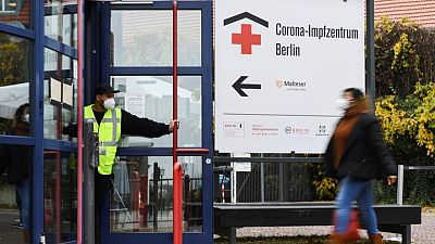 Alemanes y austriacos hacen fila para ser vacunados cuando aumentan los casos de COVID