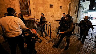 فلسطيني يطعن اثنين من الشرطة الإسرائيلية ويسقط قتيلا برصاص قوات الأمن