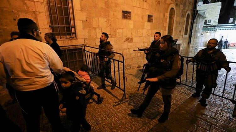 فلسطيني يطعن اثنين من الشرطة الإسرائيلية ويسقط قتيلا برصاص قوات الأمن